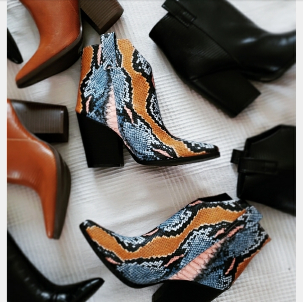 🚨Pre Fall Edit Collection// Snake print bootie - Picture 2 of 6